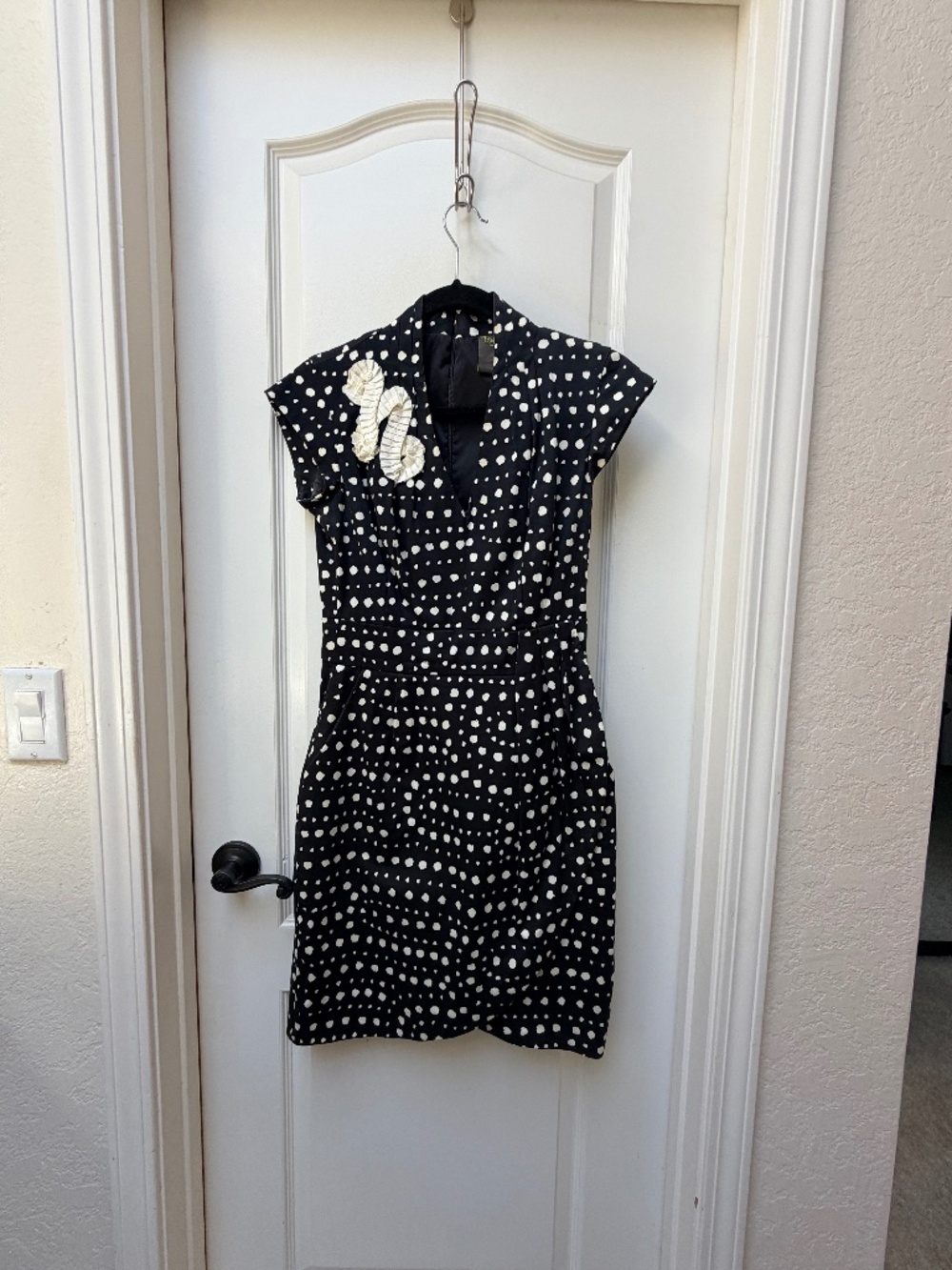 Taylor Black & Ivory Polka Dot Wrap Dress Pockets Size 4